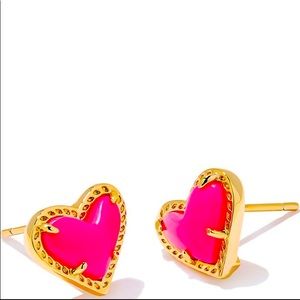 NWT Kendra Scott Ari heart gold stud earrings